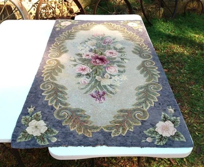 Alfombra de aguja perforadora enganchada de lana antigua americana 63 x 36 flores pastel rosas Foto 1 de 4