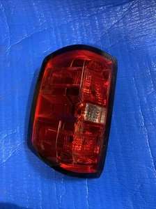 Luz trasera derecha OEM 16-18 Chevrolet Silverado 1500 16-19 GMC Sierra 2500 HD - Imagen 1 de 7