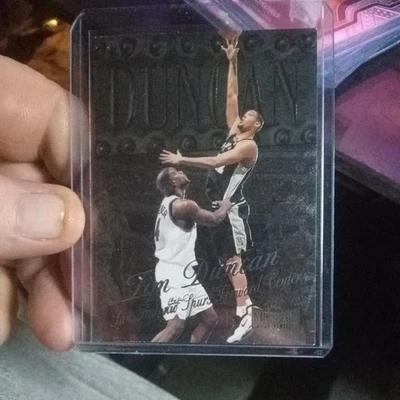 Tarjeta de baloncesto 1998-99 Metal Universe Tim Duncan San Antonio Spurs #35 Salón de la fama Foto 1 de 2