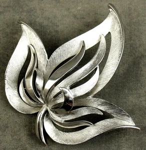 VINTAGE CROWN TRIFARI LEAF BROOCH PIN BRUSHED SILVER TONE 1960's - Picture 1 of 4