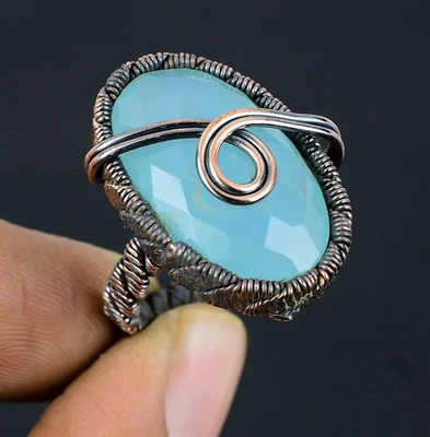 Hermoso anillo de joyería hecha a mano envuelto en alambre de cobre con piedras preciosas de calcedonia aqua Foto 1 de 4