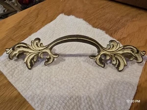  Tirador de cajón provincial francés centro de 3 1/2" elegante ornamentado 6 3/8" de ancho en general - Imagen 1 de 5