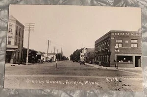 EARLY 1900'S AITKIN MINNESOTA STREET SCENE RPPC BUILDINGS SIGNS CARS NICE PHOTO - Picture 1 of 2