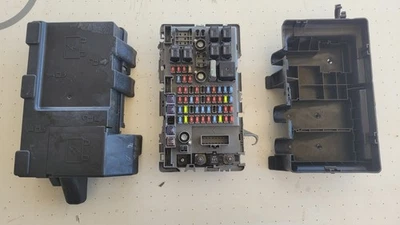 Bloque de conexiones de fusibles Chevrolet Express 2003-2007 GM OEM 15930149 usado Foto 1 de 4