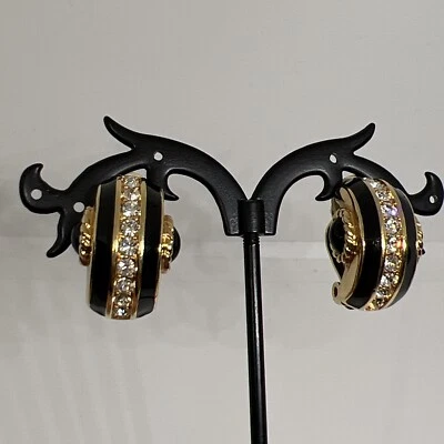 Brinco assinado Swan Swarovski cristal preto esmalte tom dourado meio aro clipe - Imagem 1 de 4