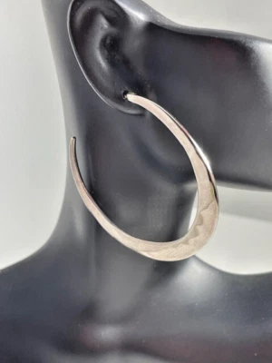 Pendientes de aro de media luna martillada Robert Lee Morris de plata de ley 925 Foto 1 de 4