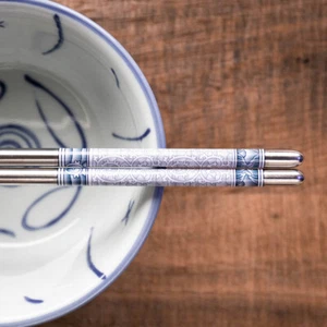 5 pares de palillos de metal de acero inoxidable con patrón azul chino - NUEVO + correo del Reino Unido - Imagen 1 de 2