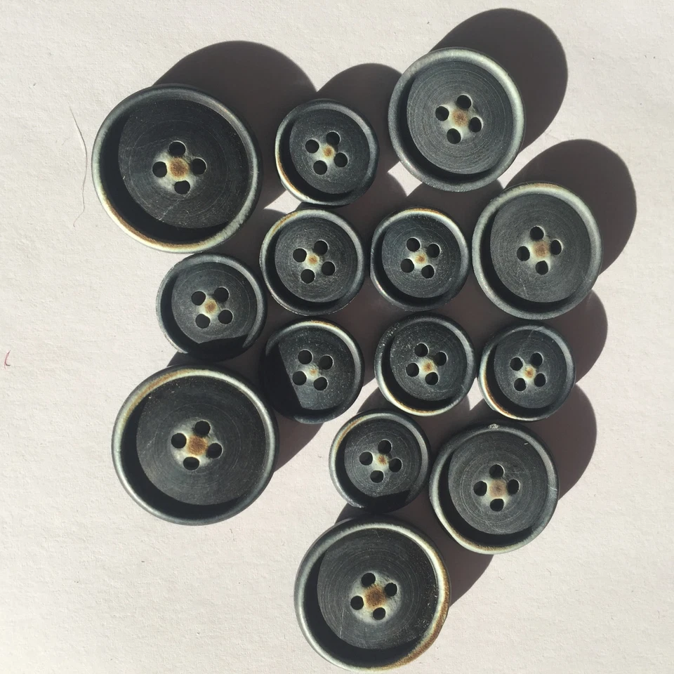 225 Designer Knöpfe Polyester matt blau meliert, drei Größen von Union Knopf  - Bild 1 von 1