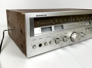 Receptor estéreo AM/FM Sanyo 2050 vintage gabinete de madera plateado - Imagen 1 de 14