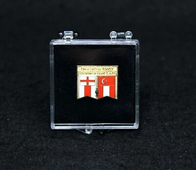 Pin Banner Partido Grupo 7 Clasificatorio EURO 2004 en Disp. Estuche - Inglaterra vs Turquía Foto 1 de 4