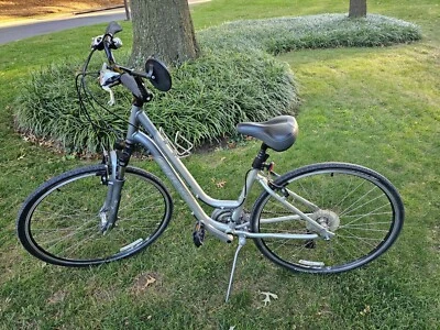 Trek 7300 Hybrid Lady's Bicycle 16 In, two tone silver and grey, hardly used. - Image 1 of 4