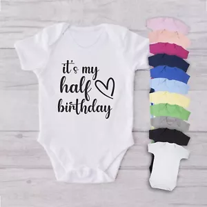 Gilet It's My Half Birthday Baby Grow Geek regalo divertente mamma papà - Foto 1 di 22
