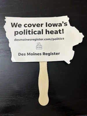 Des Moines Register Politics Hand Fan from 2020 Iowa State Fair - Изображение 1 из 3