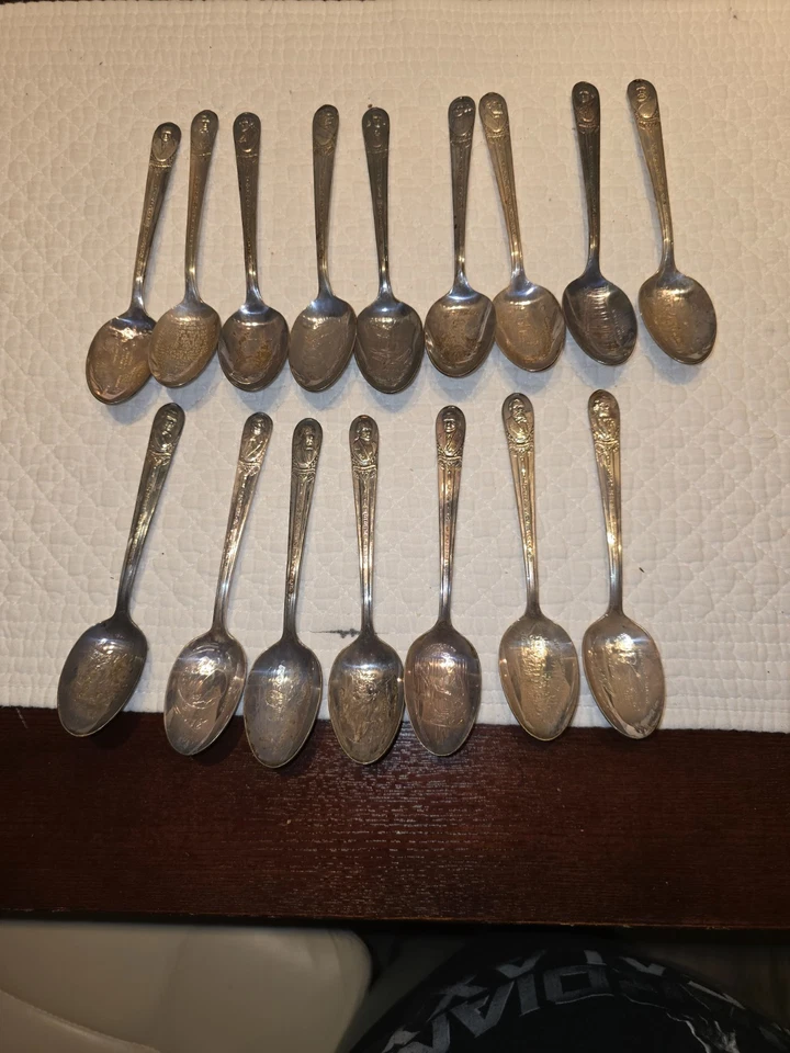 16 spoons a collection of silver plated commemorative U.S.A presidential spoons - Image 1 of 4