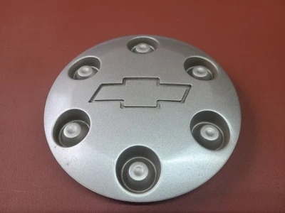 ЦЕНТРАЛЬНЫЙ КОЛПАК КОЛЕСА CHEVROLET COLORADO 2004-2008 ОТ ОРИГИНАЛЬНОГО ПРОИЗВОДИТЕЛЯ СЕРЕБРИСТЫЙ 9593979 - Изображение 1 из 4