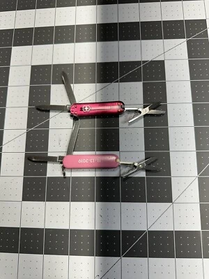 Navaja suiza clásica Victorinox 58MM rosa - Lote de 2 NOMBRE CON LOGOTIPO - 7661 Foto 1 de 4