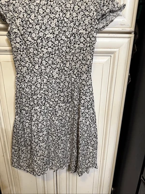 Vestido envolvente de viscosa manga gorra floral blanco y negro talla 14 de H&M para niñas Foto 1 de 4