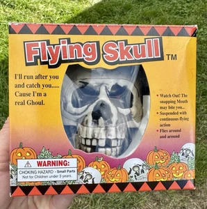 Hanging Flying Skull Halloween Decor. Battery Operated Flashing Eyes Vintage NOS - Picture 1 of 4