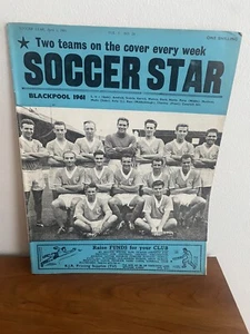 Fotos del equipo de Stanley Matthews Blackpool y Bournemouth del 1 de abril de 1961 SOCCER STAR - Imagen 1 de 3