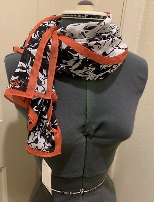 Bufanda oblonga de gasa con estampado negro/blanco de Calvin Klein con borde rojo Foto 1 de 4