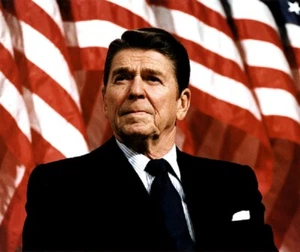 Presidente Ronald Reagan con bandera americana 8"x 10" foto 50 - Imagen 1 de 1