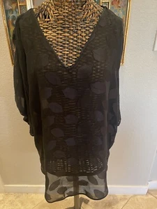 Schwarz transparent Tunika Stil Top V-Ausschnitt 3/4 Ärmel Blatt Design geraffte Schulter GUC - Bild 1 von 9