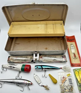 Caja de aparejos de metal de colección llena de señuelos Striper NOS: Cordell Red Fin Mepps Abu Garcia - Imagen 1 de 24