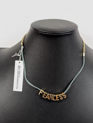 Collar con dije BCBGeneration FEARLESS cordón gris tono dorado 18 pulgadas Foto 1 de 4