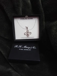 R.H. Macy & Co. Fine Jewellery Diamante Fleur-de-Lis Collana con Ciondolo 18" (1/10... - Foto 1 di 1