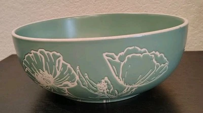 Ensaladera de cerámica floral Bee & Willow 9,75" verde azulado Foto 1 de 4