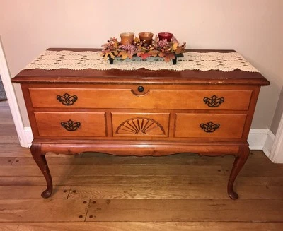 Vintage Caswell-Runyan Queen Anne Style Cedar Chest w/ Cabrio Legs, GREAT SHAPE! - Image 1 of 4