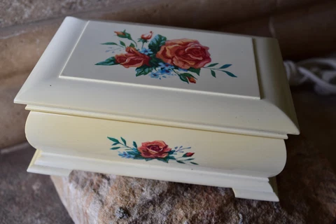 Vintage SPARTUS 125244 "Classics FLORAL" Alarm Clock BAKELITE? PLASTIC Cover