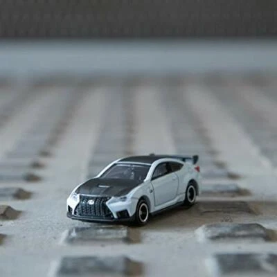 Paquete de rendimiento Tomica Nº84 Lexus RC F (caja) escala 15666 1/64 blanco y negro Foto 1 de 4