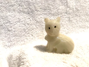 Carved Banded Onyx White Cat Figurine 2" Tall x 1 1/2" x 3/4" - Picture 1 of 6