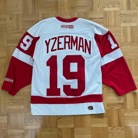 Vintage CCM Detroit Red Wings Steve Yzerman jersey Small Cover
