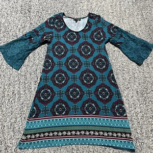 Vestido túnica colorido forrado de encaje ganchillo punto abierto verde azulado My Michelle Girl talla 12 - Imagen 1 de 5