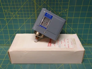 Johnson Controls P70GA-26 Controls for High Pressure Applications - Picture 1 of 5