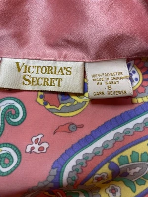 Victoria Secret's Conjunto De Colección Pequeño Satinado Oro Etiqueta Dos Piezas Melocotón Paisley Retro Foto 1 de 4