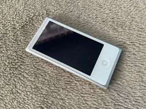 Apple iPod Nano 7th Gen 16GB Silver Please read description r.926 - Picture 1 of 4