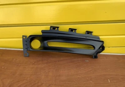 Bisel antiniebla derecho Chrysler 300 2015-2023 Mopar 68231614AA NUEVO OEM Foto 1 de 4