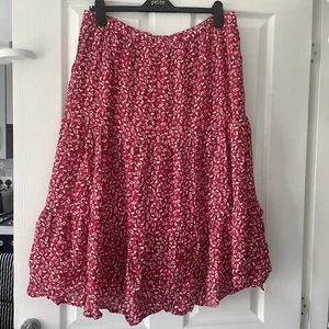 Crew Clothing Company abgestufter Midirock Blumenmuster rot Gypsy-Stil UK 16 neu mit Etikett - Bild 1 von 18