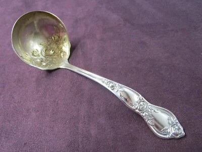 ROSE 1903 Cucharón Gravy Plateado Rosas en Relieve en Cuenco Dorado Sin Monograma Foto 1 de 3