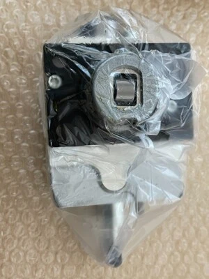 Mitsubishi Genuine FUEL PUMP ASSY PAJERO/MONTERO 2000/02-2006/12 MD367152 OEM - Imagem 1 de 4