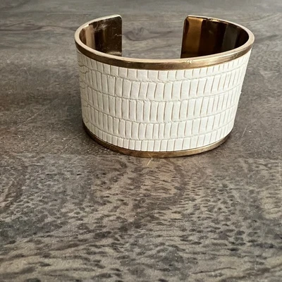 Brazalete grueso imitación piel cocodrilo tono blanco y dorado Foto 1 de 4