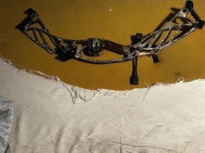 Hoyt Defiant 34 Compound Bow - Image 1 of 4