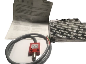 Honeywell 924CE19-S3L1 Miniature Enclosed Manual Safety Switch NIB - Picture 1 of 9