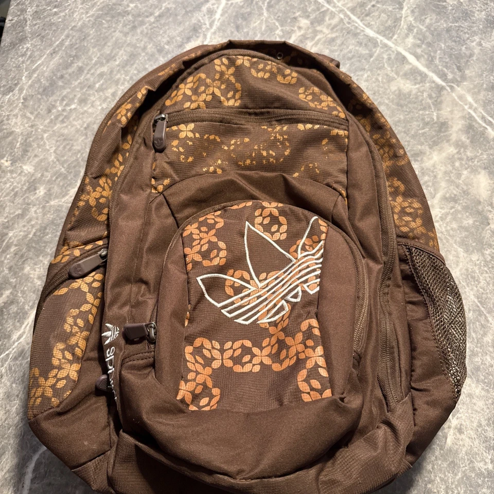 Mochila Adidas marrom mola carga estudante acolchoada traseira - Imagem 1 de 4