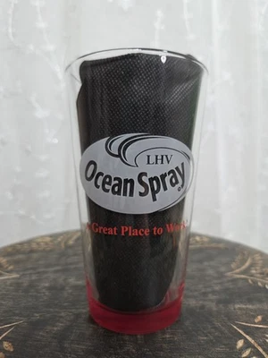 Vaso de jugo de arándano Ocean Spray un gran lugar para trabajar fondo rojo transparente Foto 1 de 4