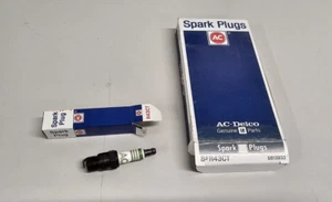 LOT OF 8  Genuine GM ACDelco Spark Plugs R44CT  5613933 - Picture 1 of 6
