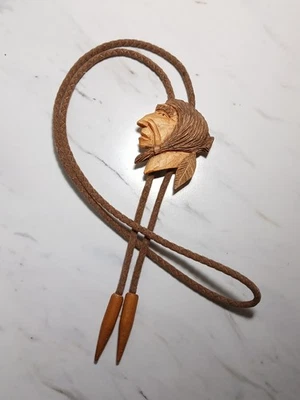 Corbata Bolo de madera tallada a mano india nativa americana firmada por artista de 1986 de colección limpia Foto 1 de 4